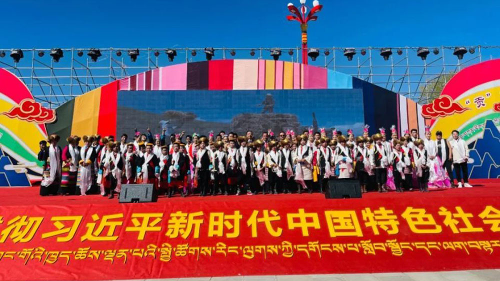 貢嘎縣第四屆“七彩邦典文化旅游節(jié)”現(xiàn)場(chǎng)合影.jpg