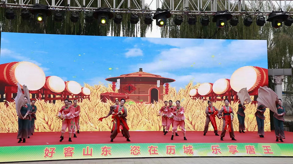 歷城區(qū)首屆白菜草莓文化旅游節(jié)現(xiàn)場節(jié)目.jpg