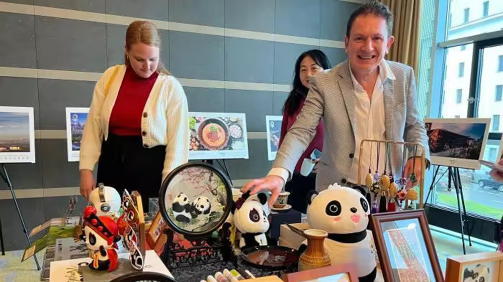 成都文化旅游（柏林）推介座談會展品.jpg