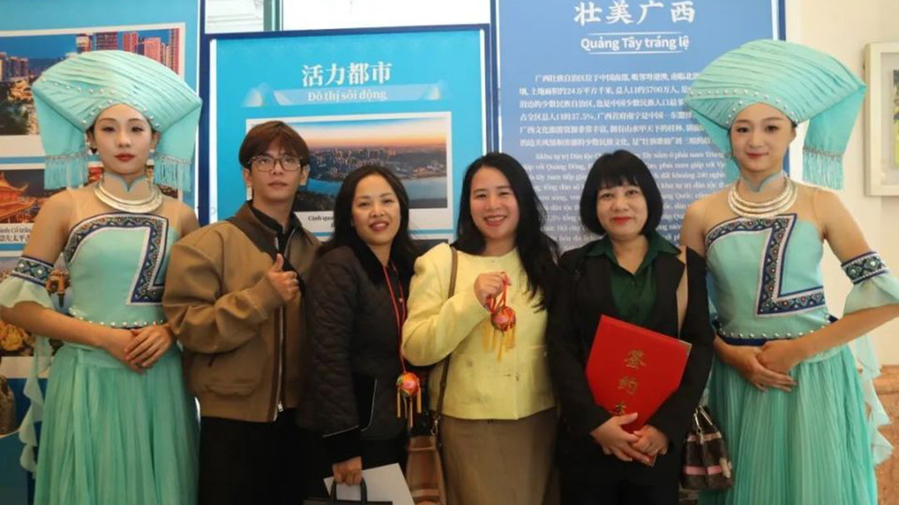 2024廣西文化旅游推介會(huì)現(xiàn)場(chǎng)合影.jpg