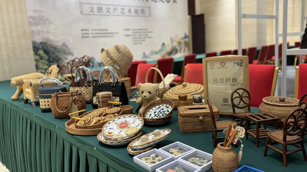 首屆四川文旅創(chuàng)新博覽交易會現(xiàn)場展品.jpg