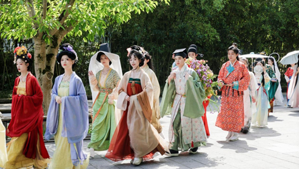 華服赴春約.jpg