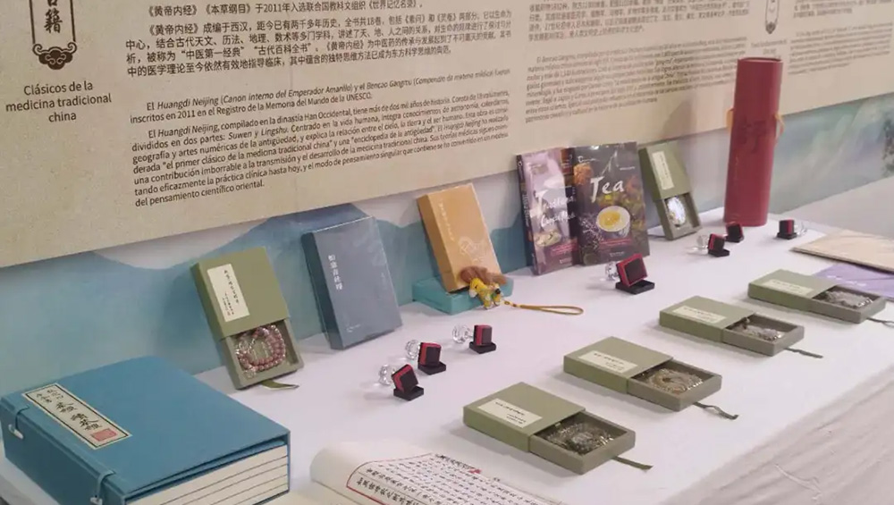 “茶和天下·雅集”暨中國文化月活動現(xiàn)場展品.jpg