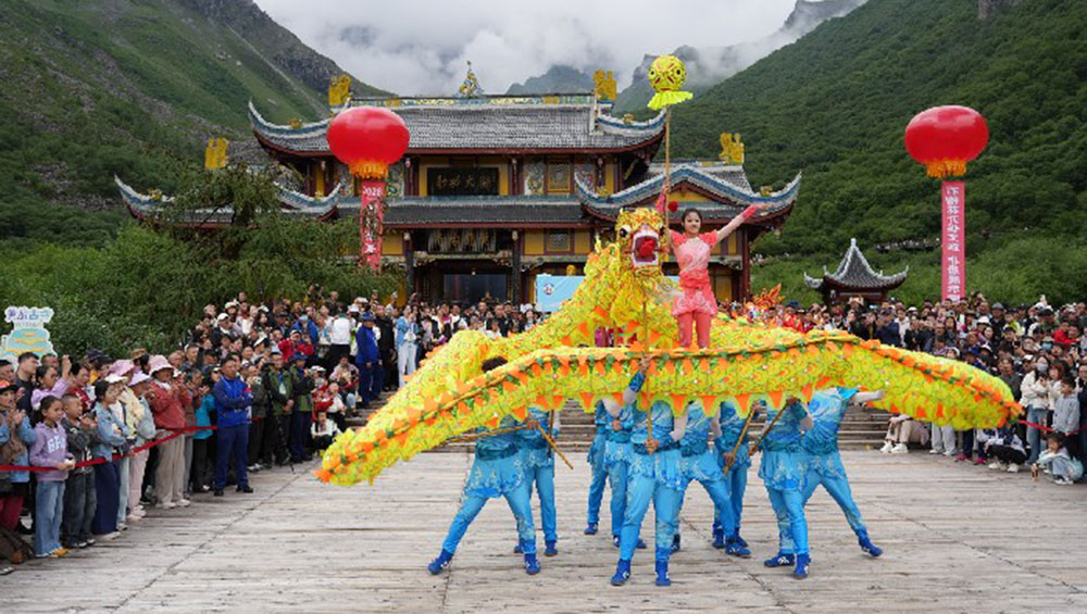 石榴花開·黃龍廟會現(xiàn)場.jpg